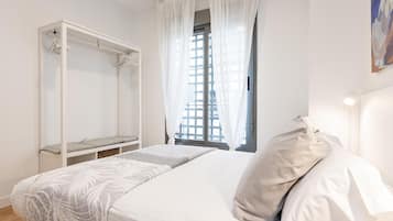 2 dormitorios, tabla de planchar con plancha, cuna de viaje