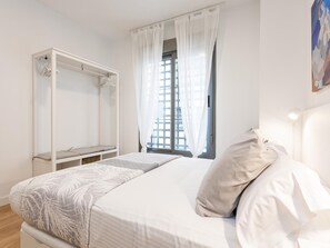 2 habitaciones, tabla de planchar con plancha y cuna de viaje 