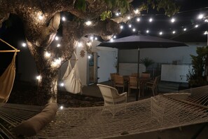 Outdoor dining - 20 min from Beach, Awesome back yard! Cozy Family Home Centrally Located in LA . (Long Beach)