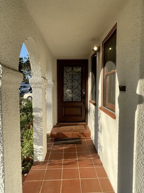 Exterior detail - 20 min from Beach, Awesome back yard! Cozy Family Home Centrally Located in LA . (Long Beach)