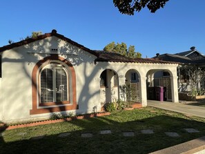 Exterior - 20 min from Beach, Awesome back yard! Cozy Family Home Centrally Located in LA . (Long Beach)