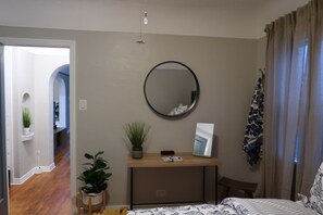 2 bedrooms, WiFi - 20 min from Beach, Awesome back yard! Cozy Family Home Centrally Located in LA . (Long Beach)