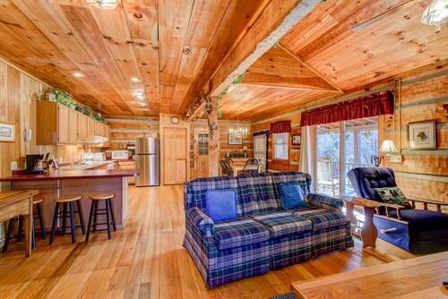 On The River: Dog Friendly Cabin in Valle Crucis | Amazing River Frontage!