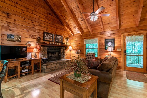Trillium - Cozy Honeymoon Romantic Cabin with Hot Tub on Dutch Creek in Valle Crucis!
