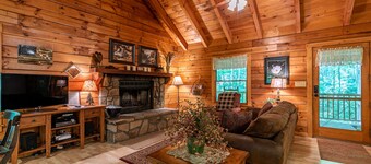 Trillium - Cozy Honeymoon Romantic Cabin with Hot Tub on Dutch Creek in Valle Crucis!