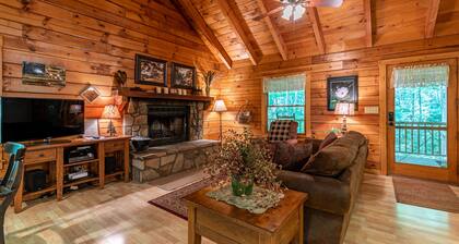 Trillium - Cozy Honeymoon Romantic Cabin with Hot Tub on Dutch Creek in Valle Crucis!