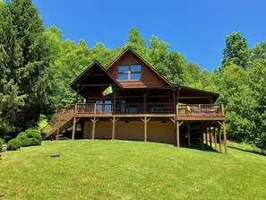 Exterior - Apple Cove - hot tub, wood burning fireplace, pet friendly (Vilas)