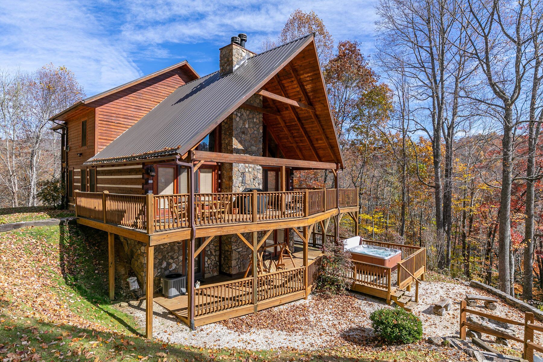 Ambleside- Pet friendly, 3 fireplaces, game room, views, lake fishing access