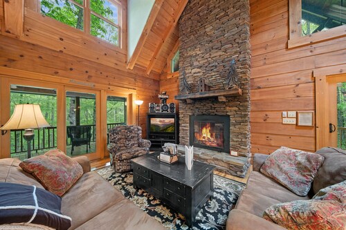 Log Heaven - Romantic Luxury Log Cabin near Banner Elk With Hot Tub, Pool Table, & Fishable River!