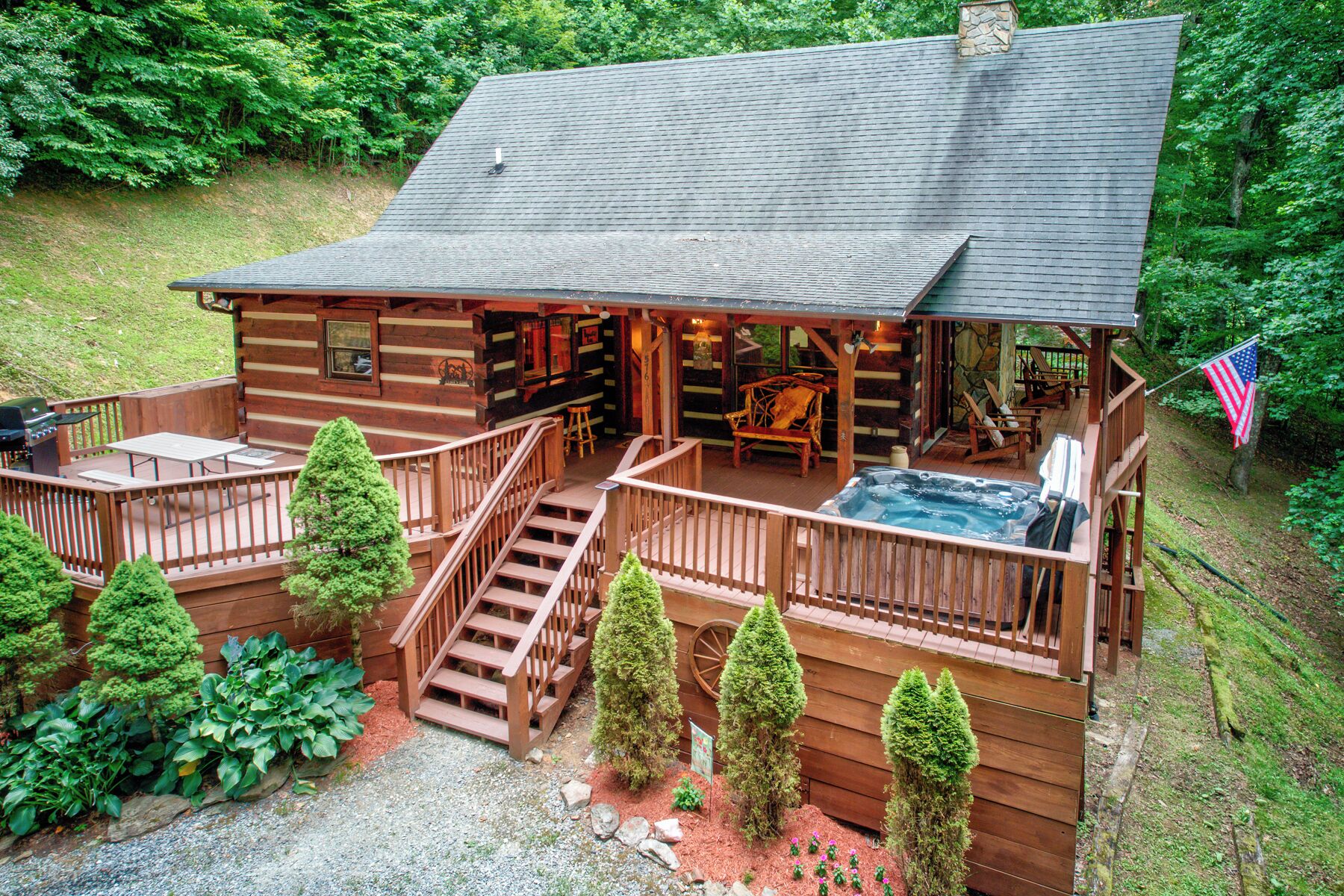 Trails End-hot tub, wood burning fireplace, pet friendly