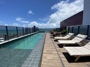 สระว่ายน้ำกลางแจ้ง