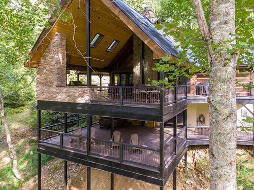 Lakeview- hot tub, pet friendly, lake views, catch and release fishing