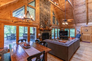 Televisión y chimenea 