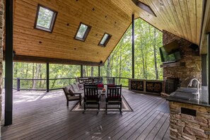 Outdoor dining - Lakeview- hot tub, pet friendly, lake views, catch and release fishing (Vilas)