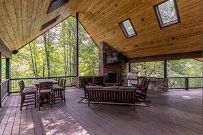 Outdoor dining - Lakeview- hot tub, pet friendly, lake views, catch and release fishing (Vilas)
