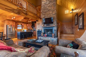 Televisión de pantalla plana, chimenea, reproductor de DVD y futbolito 