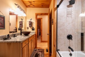 Towels, soap, shampoo, toilet paper - Kaylee's Kabin is a 2BR 2B log cabin located in Valle Crucis. Peaceful, private and pet friendly (Vilas)