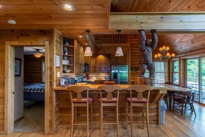 Dining - Four points, mountain views, king with fireplace on main, hot tub, pet friendly (Vilas)