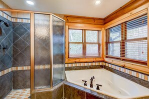 Combined shower/bathtub, jetted bath, towels, soap - Four points, mountain views, king with fireplace on main, hot tub, pet friendly (Vilas)