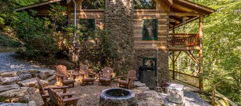 Skylark - Cozy Log Cabin with 3 bedrooms, 3 baths, and hot tub