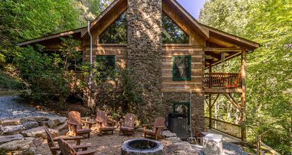 Skylark - Cozy Log Cabin with 3 bedrooms, 3 baths, and hot tub