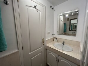 Een haardroger, handdoeken