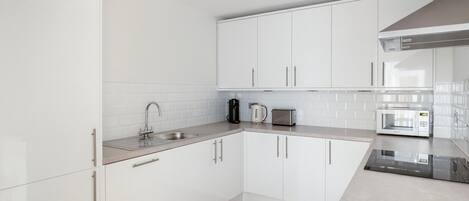 Kühlschrank, Mikrowelle, Ofen, Geschirrspüler