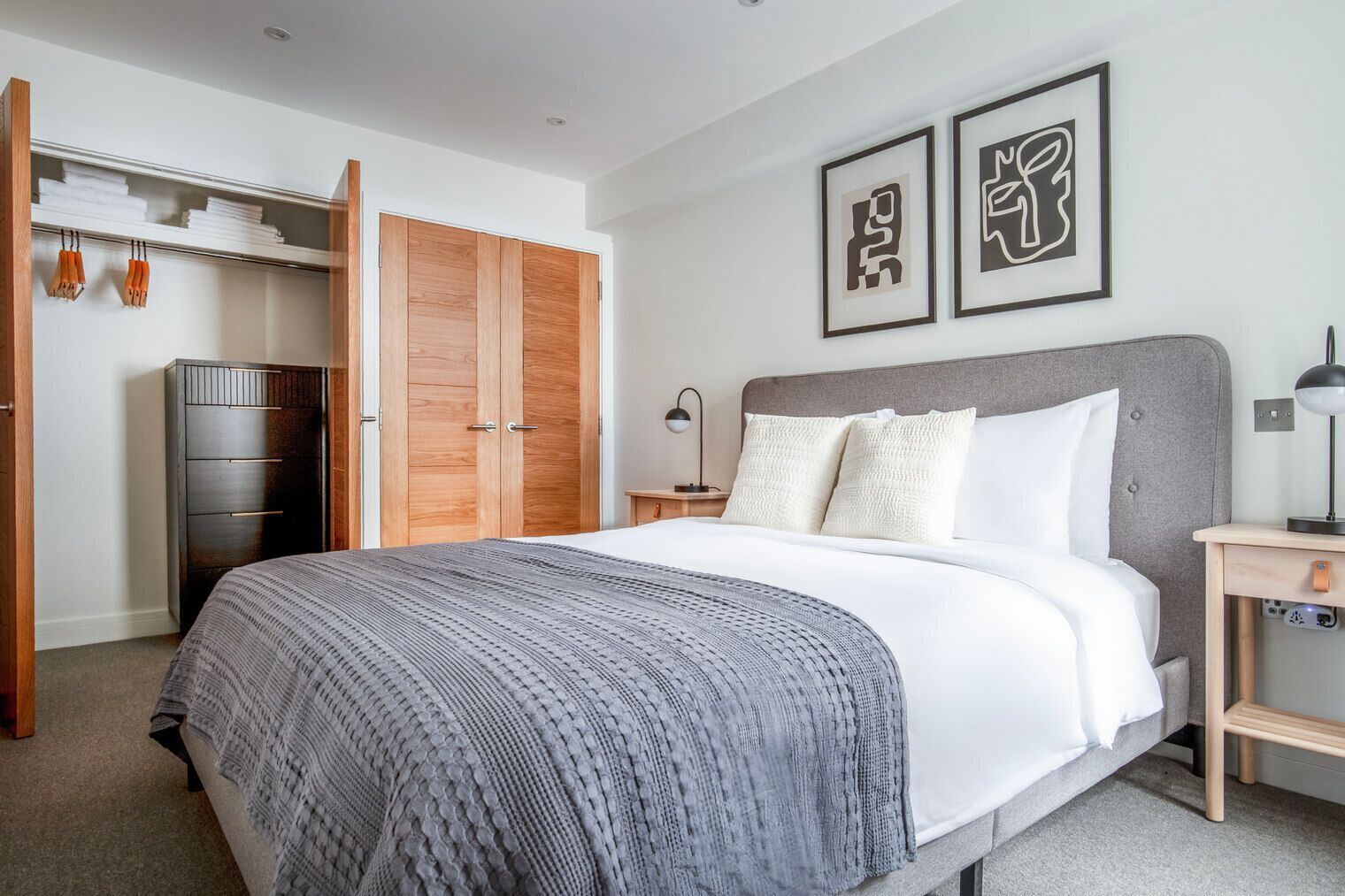 2 室のベッドルーム、アイロン / アイロン台、WiFi、ベッドシーツ