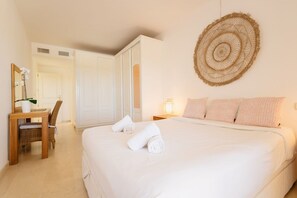 3 bedrooms, iron/ironing board, WiFi, bed sheets - Stylish 3 bedroom flat with sea views in Elviria Marbella (Marbella)