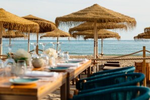 Outdoor dining - Stylish 3 bedroom flat with sea views in Elviria Marbella (Marbella)