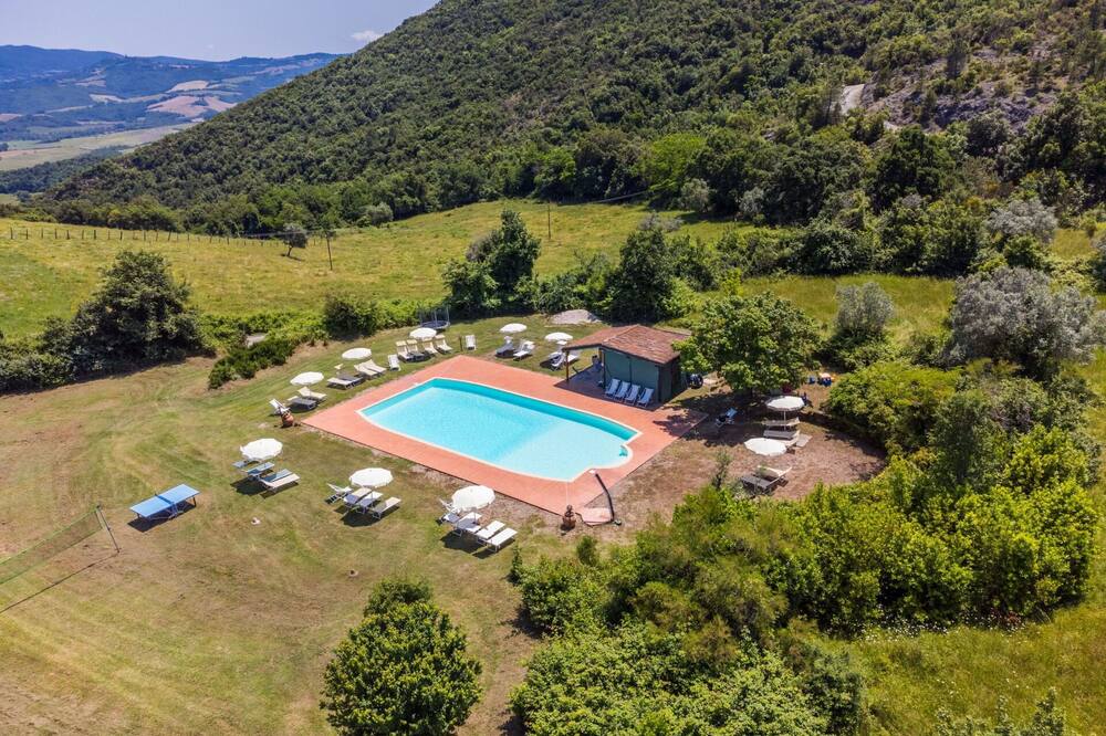 Lovely apartment in villa with pool, WIFI, TV, patio, pets allowed, panoramic view and parking