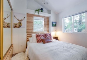 1 bedroom, iron/ironing board, free WiFi, bed sheets - Minimalist Hideaway | WiFi, BBQ, Smart TV (Packwood)