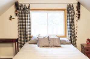 3 bedrooms, desk, travel crib, WiFi