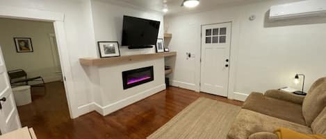 Een smart-tv, een open haard en een stereo