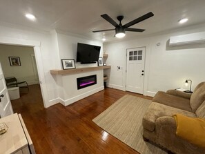 Smart-TV, Kamin, Stereoanlage