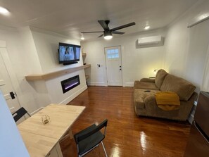 Smart-TV, Kamin, Stereoanlage