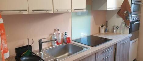 冰箱、微波炉、烤箱、炉灶