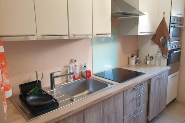 Jääkaappi, mikroaaltouuni, uuni, liesi