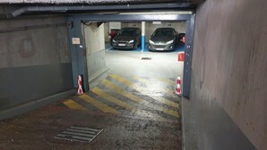 Uma garagem de estacionamento com dois carros estacionados nas vagas 49 e 50.