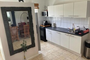 Køleskab, mikrobølgeovn, ovn, kaffe-/temaskine