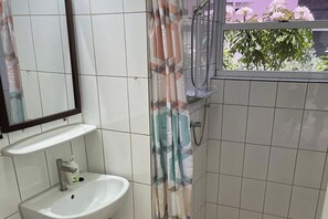 シャワー、ヘアドライヤー、タオル