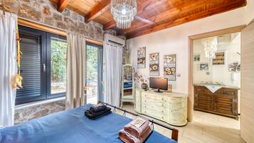 4 bedrooms, iron/ironing board, WiFi, bed sheets