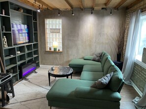 Smart TV, fireplace - Charming retreat w/fireplace  (Chicago)