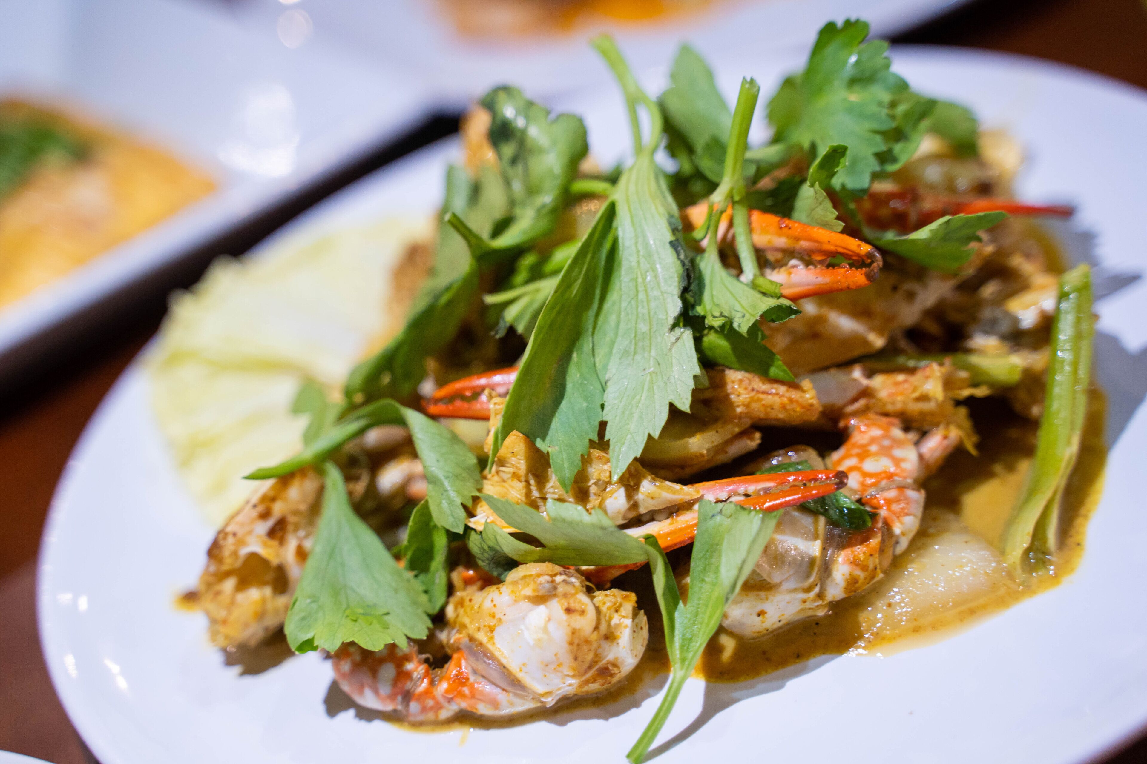 Un plato de mariscos, hierbas y verduras.