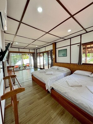 Firemannsrom – familie, 2 queensize-senger, aircondition, sjøutsikt | Skrivebord, skrivebord for bærbar PC, blendingsgardiner og lydisolert