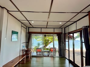 Habitació quàdruple familiar, 2 llits de matrimoni, aire condicionat, vistes al mar | Vista de la platja o del mar