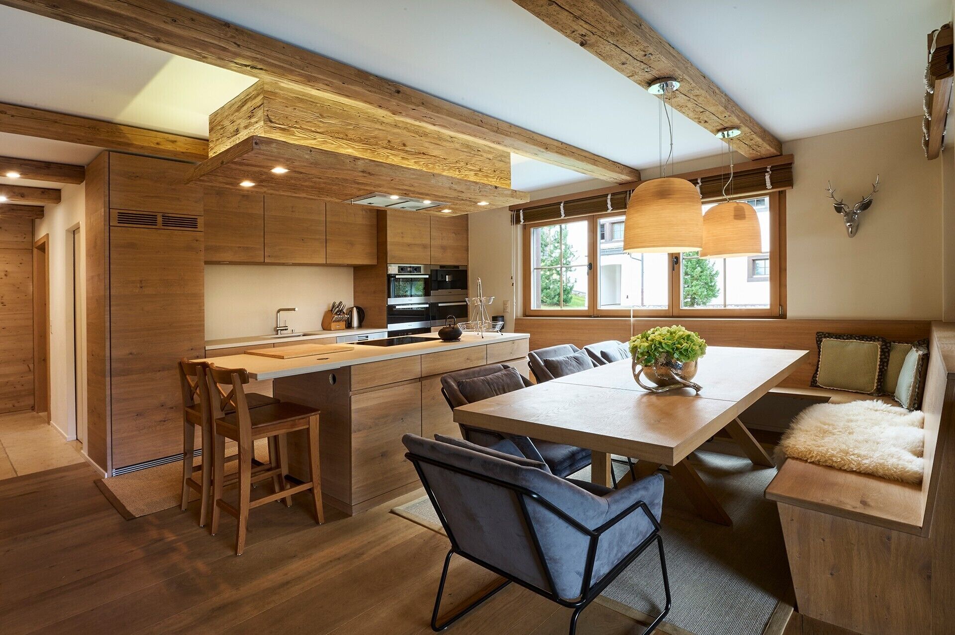 Kylskåp, spishäll, diskmaskin och kaffe- och tebryggare