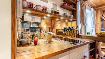 Refrigerador, parrilla de estufa, lavavajillas y cafetera y tetera
