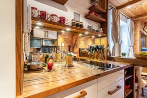 Réfrigérateur, plaque de cuisson, lave-vaisselle, cafetière/bouilloire