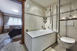 Badewanne, Haartrockner, Handtücher